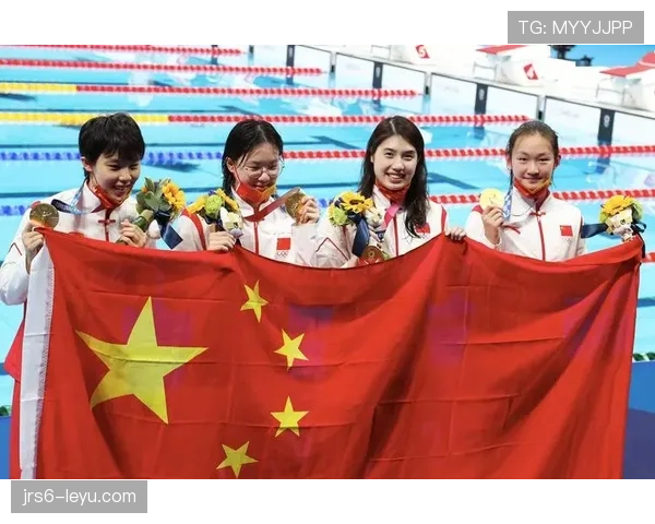 李冰洁泳池里冷到让人起鸡皮疙瘩，私服背包却像隔壁有钱小姐